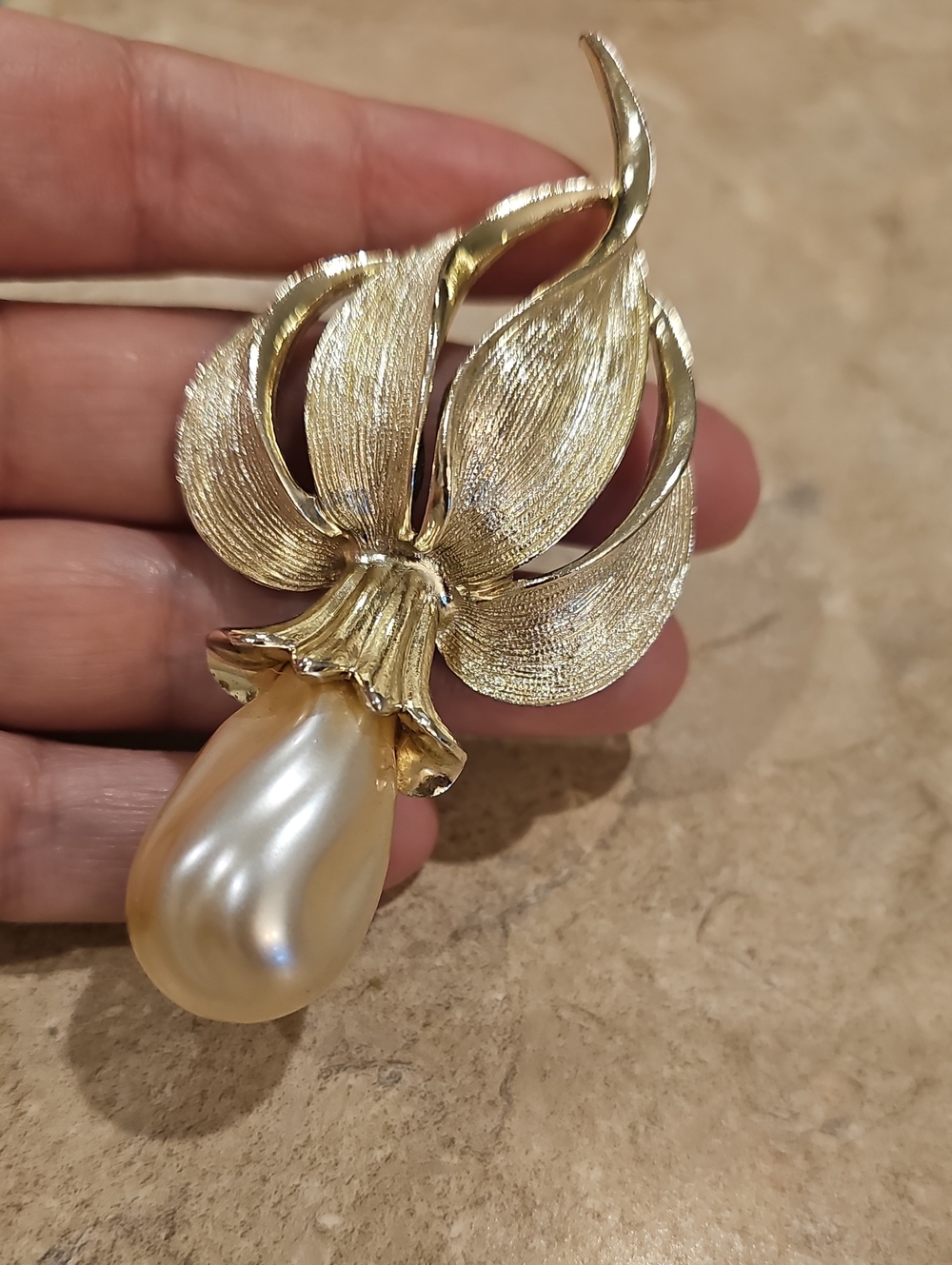 VINTAGE SARAH COVENTRY FAUX PEARL BROOCH.